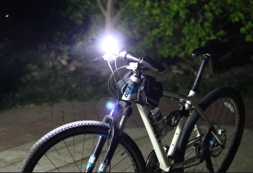 自行车夜骑灯600流明够用吗
