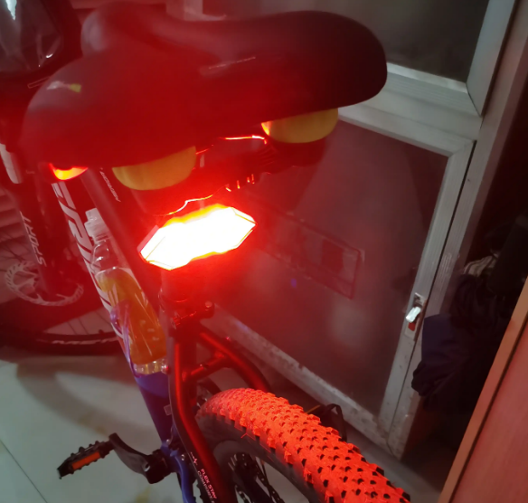 自行车尾灯通过反射发光吗 自行车尾灯通过反射发光吗