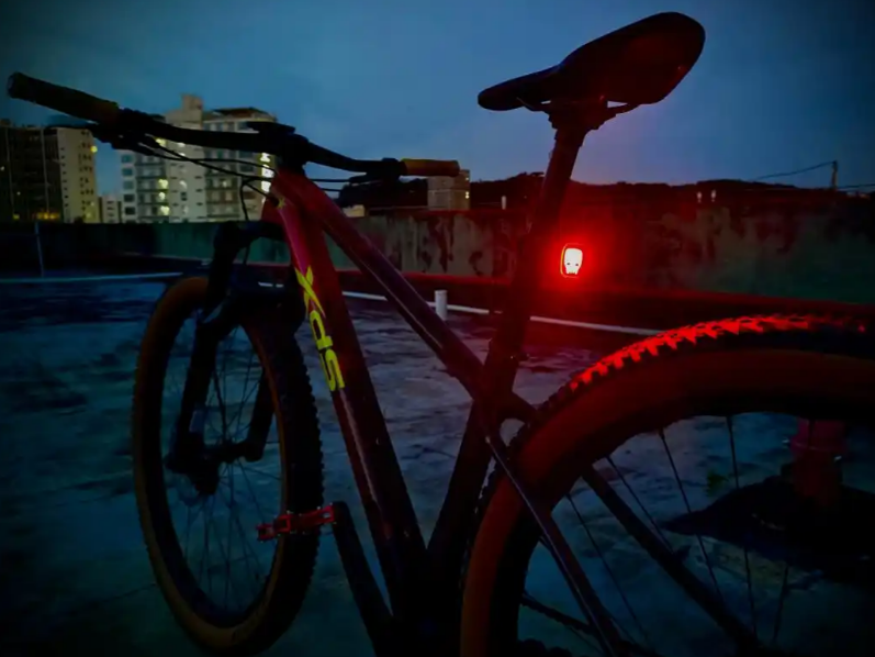 自行车夜骑刹车尾灯